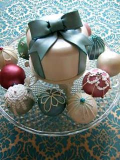 mini wedding desserts that look like christmas balls