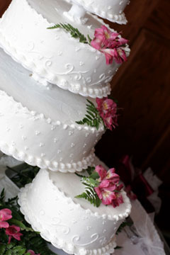 separate single tiered wedding cake